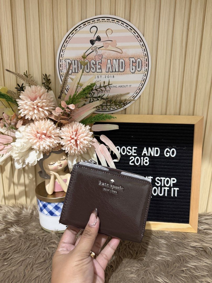 K@TE SPADE SMALL BIFOLD WALLET HOT FUDGE (Category: Wallets & Card holders) located in Cabanatuan. Submitted by chooseandgo (Listing ID 1467093382, Image 1). Description: AVAILABLE, FRESH FROM THE ✈️ 🌸 K@TE SPADE SMALL BIFOLD WALLET 🌸 - Hot Fudge See photos for inclusions (Tag, and poly plastic) -------------------------------------------------- • PINAS ONAHD NA PO(Shipping via LBC) • 💯Guaranteed Original/Authentic, Money back guaranteed if pr