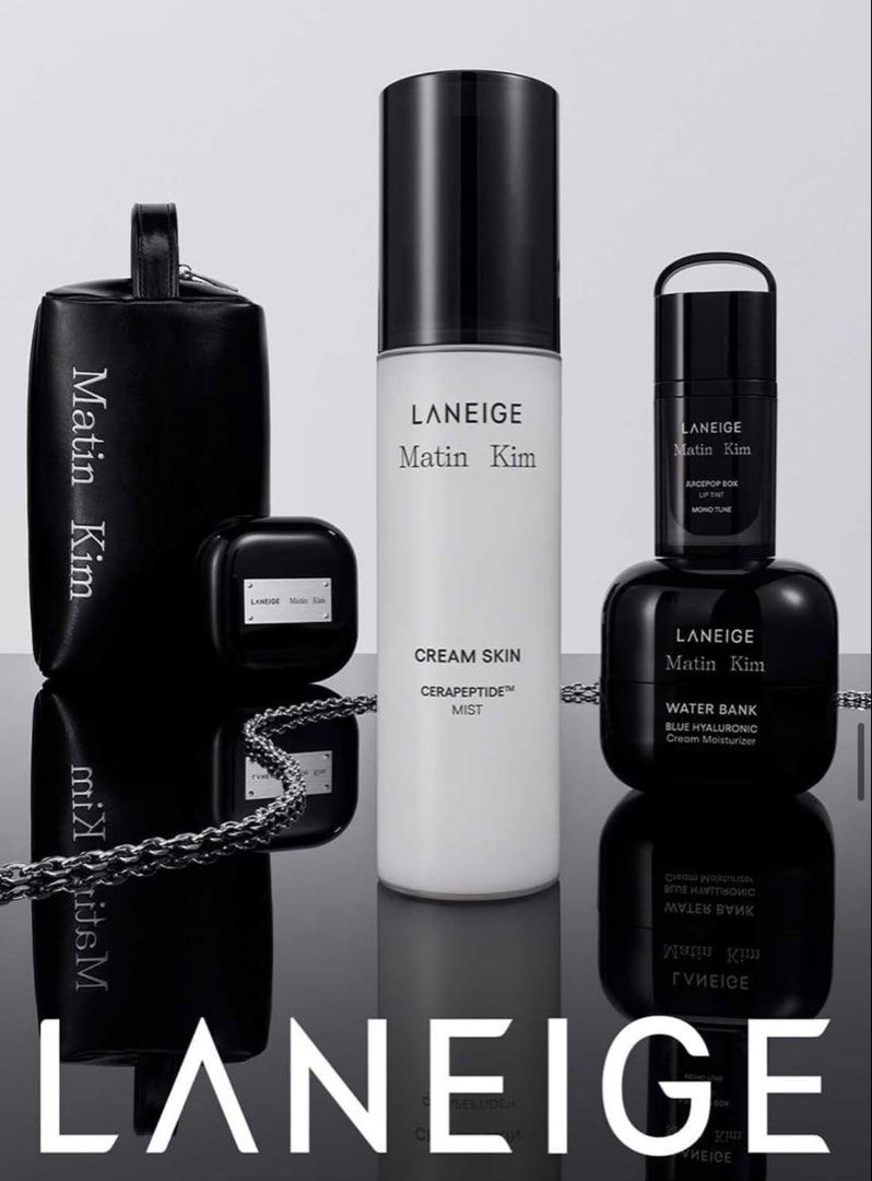 LANEIGE x Matin Kim 聯乘護膚化妝套裝 （分類：面部 - 面部護理）位於 Hong Kong。 由 koreju_hk 提交（商品編號 1467098009，圖片 1）。簡介： 🇰🇷 ꜱᴇ𝐨𝐮𝐥.ᴠɪ𝐛ᴇ.ʜᴋ ｜ laneige x Matin Kim 神仙級聯名開團啦！✨ 各位時髦精注意！兩大國民品牌 Laneige ╳ Matin Kim 竟然crossover左🔥 換上極具標誌性嘅冷酷黑「Mat-Black」金屬風包裝，靚到簡直犯規🖤 唔單止護膚同化妝品好用，拎上手直頭係一件時尚單品！ 🛒 今轉精選聯名好物： 1️⃣ 水庫補水面霜 (Water Bank Cream) 💧 深度保濕修護，幫你KO乾燥起皮，上妝貼服到發光！ 💰 團購價：$279 HKD 2️⃣ Neo 霧感氣墊 / 粉盒 (Neo Cushion) 🖤 拍出高級微霧光肌，仲配埋招牌金屬牌同型格鏈條斜揹，補妝都型過人👜 💰 團購價：$319 HKD 3️⃣ 水潤修護唇凍 