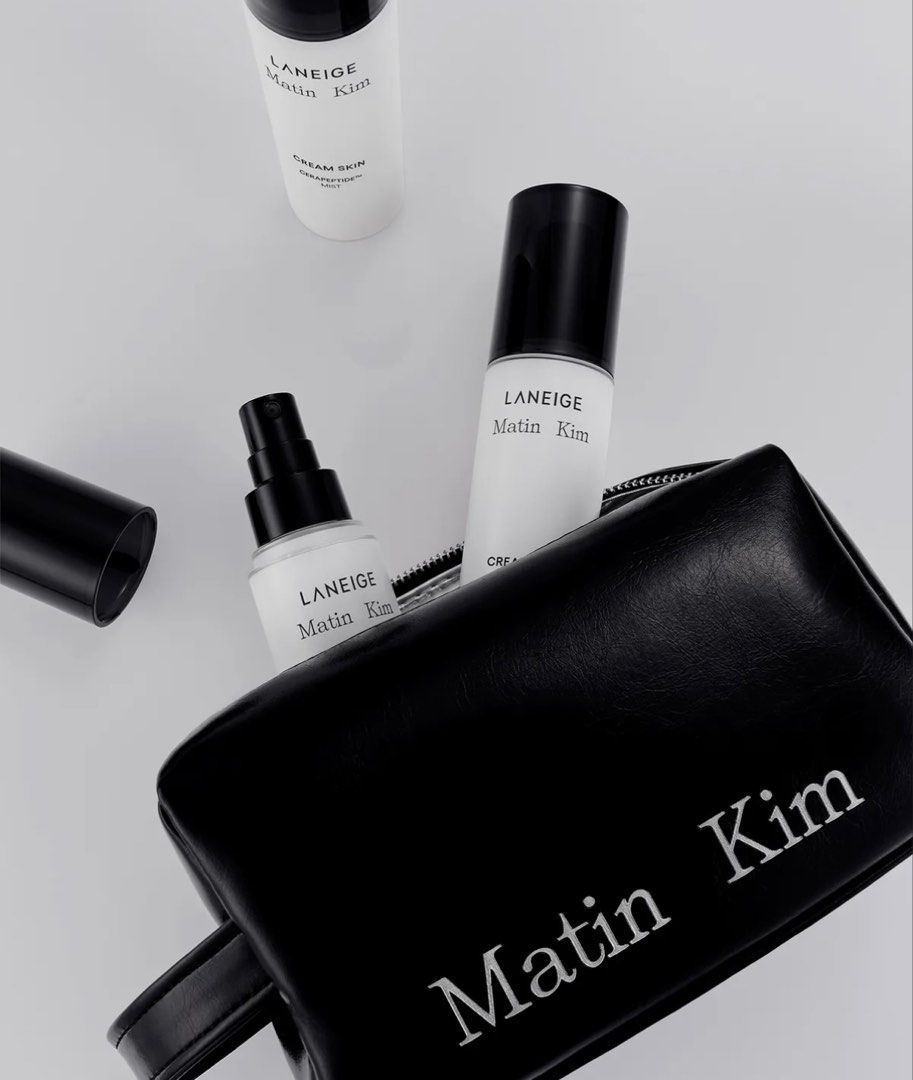 LANEIGE x Matin Kim 聯乘護膚化妝套裝 （分類：面部 - 面部護理）位於 Hong Kong。 由 koreju_hk 提交（商品編號 1467098009，圖片 2）。簡介： 🇰🇷 ꜱᴇ𝐨𝐮𝐥.ᴠɪ𝐛ᴇ.ʜᴋ ｜ laneige x Matin Kim 神仙級聯名開團啦！✨ 各位時髦精注意！兩大國民品牌 Laneige ╳ Matin Kim 竟然crossover左🔥 換上極具標誌性嘅冷酷黑「Mat-Black」金屬風包裝，靚到簡直犯規🖤 唔單止護膚同化妝品好用，拎上手直頭係一件時尚單品！ 🛒 今轉精選聯名好物： 1️⃣ 水庫補水面霜 (Water Bank Cream) 💧 深度保濕修護，幫你KO乾燥起皮，上妝貼服到發光！ 💰 團購價：$279 HKD 2️⃣ Neo 霧感氣墊 / 粉盒 (Neo Cushion) 🖤 拍出高級微霧光肌，仲配埋招牌金屬牌同型格鏈條斜揹，補妝都型過人👜 💰 團購價：$319 HKD 3️⃣ 水潤修護唇凍 