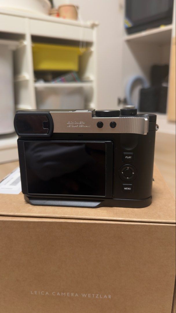 Leica Q3 數碼相機連原裝盒 （分類：相機）位於 Hong Kong。 由 shing1031uuu 提交（商品編號 1466973812，圖片 3）。簡介： Leica Q3 28mm 99%New 買番黎就貼左膜 少用，因最後決定留43而出售 盒全齊 仲有個原裝手柄。