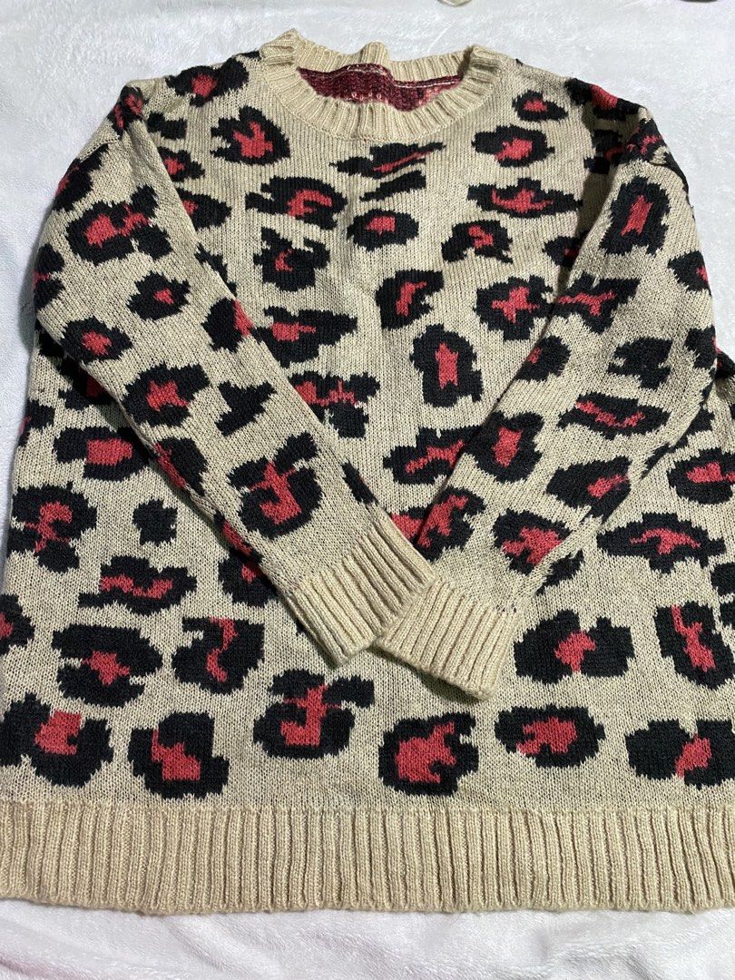 leopard print crew-neck sweater (Category: Longsleeves) located in Balanga. Submitted by cheolchansol (Listing ID 1467116657, Image 1). Description: mop: gcash mod: direct jnt m - l.