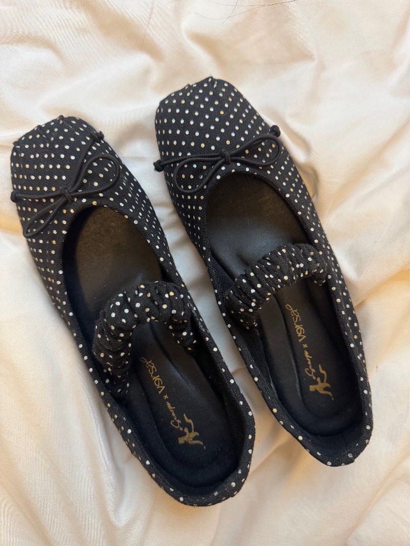 LeScarpe flats (Category: Flats & Sandals) located in Caloocan City. Submitted by charmisokay (Listing ID 1467058813, Image 1). Description: Original price is 1500 Bought in flea Size 6; fits 7 Good as new No inclusions.