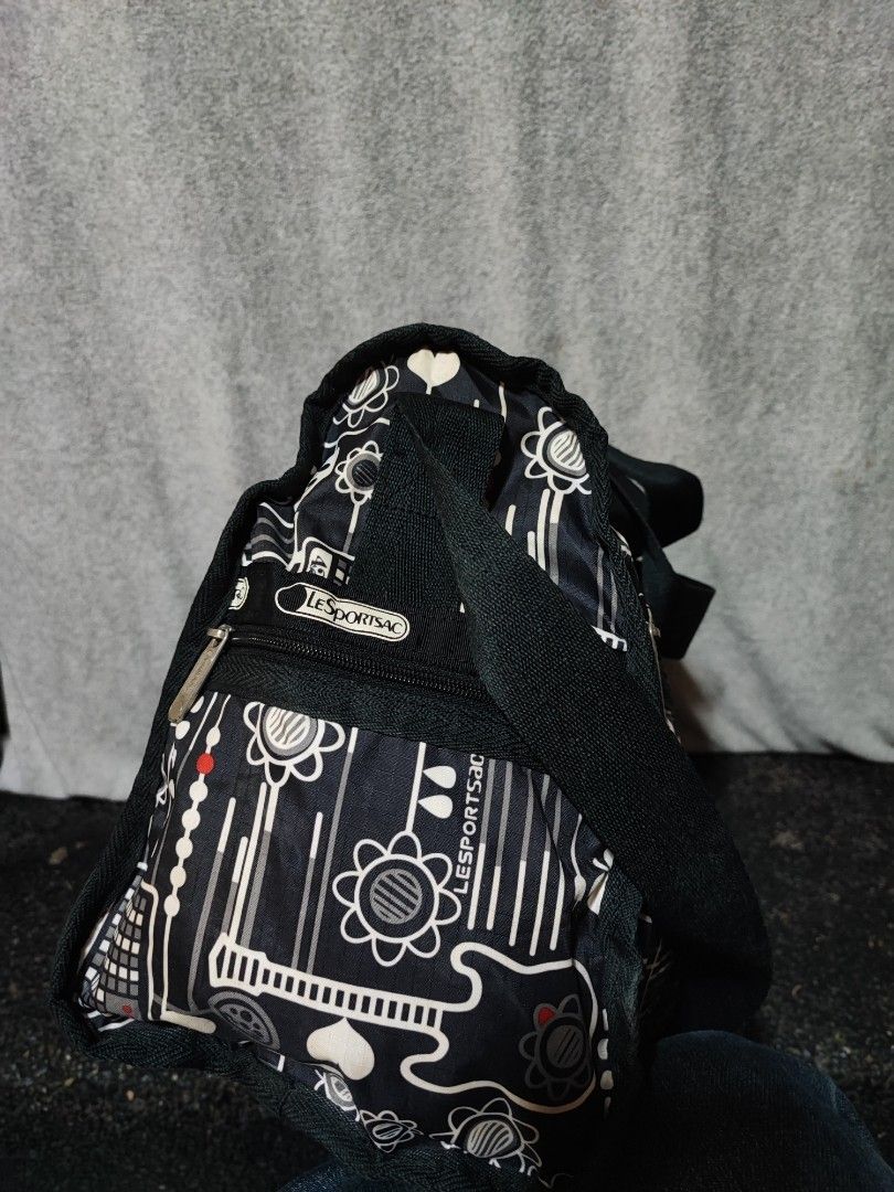 LeSportsac weekender bag (Category: Luxury Bags & Wallets) located in Baguio. Submitted by jayrgijc52758 (Listing ID 1466979643, Image 3). Description: Le sportsac weekender bag Light weight Large size Excellent condition 700.