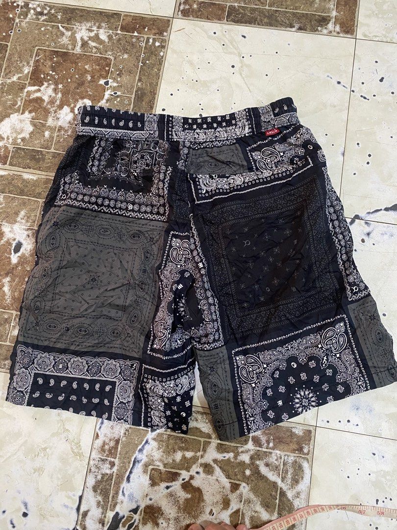 Levis Grey Bandana Utility Shorts (Category: Shorts) located in Tagoloan. Submitted by puretiger-389e (Listing ID 1467036464, Image 2). Description: As new condition Size Small 28-32 waistline sagad 18 length Above the knee No issue.