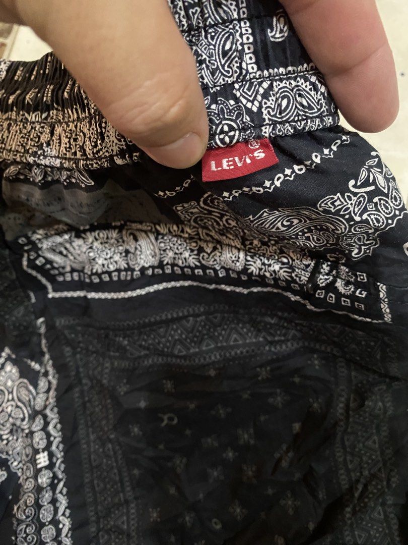 Levis Grey Bandana Utility Shorts (Category: Shorts) located in Tagoloan. Submitted by puretiger-389e (Listing ID 1467036464, Image 3). Description: As new condition Size Small 28-32 waistline sagad 18 length Above the knee No issue.