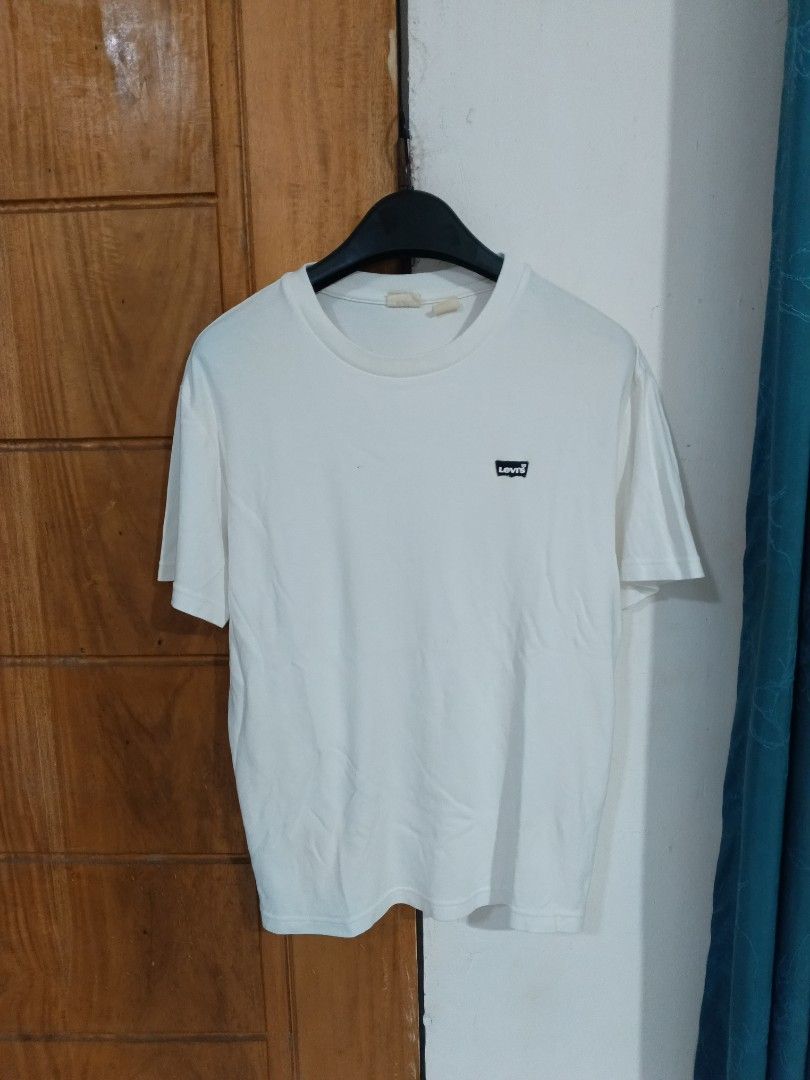 Levi's T-shirt (Category: Tshirts & Polo Shirts ) located in Cebu City. Submitted by authenticgrids (Listing ID 1467128054, Image 1). Description: Levi's patch Logo Tee Excellent /Like New ✨ Issue/s:None Size on Tag Small 🏷️ Dimensions Width 20 inches Length 26 inches 📥📥📥📥📥📥 DM us for more details.