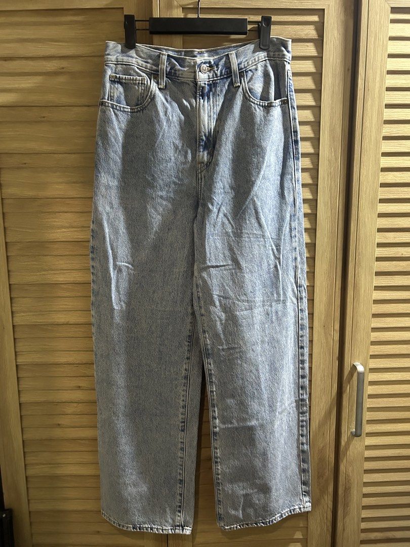 Levis wide leg jeans (Category: Jeans) located in Tacloban City. Submitted by homeresmik34297 (Listing ID 1467069803, Image 1). Description: waist: 28".