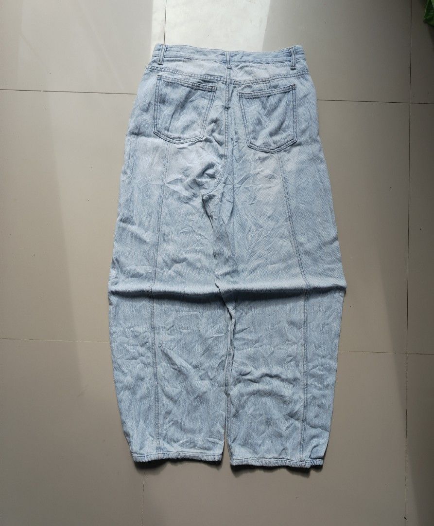 LIGHT WASH BAGGY/BARREL PANTS (Category: Jeans) located in Davao. Submitted by vestrathrift (Listing ID 1466973768, Image 2). Description: LIGHT WASH BAGGY/BARREL PANTS 𝗠𝗜𝗡𝗘: ₱𝟮𝟵𝟵 + 𝗦𝗛𝗜𝗣𝗣𝗜𝗡𝗚 𝗙𝗘𝗘 ━━━━━━━━━━━━━━━━ 𝗠𝗘𝗔𝗦𝗨𝗥𝗘𝗠𝗘𝗡𝗧𝗦 𝗪𝗔𝗜𝗦𝗧: 30 𝗟𝗘𝗡𝗚𝗧𝗛: 40 𝗧𝗛𝗜𝗚𝗛: 12 𝗛𝗘𝗠: 9 𝗖𝗢𝗡𝗗𝗜𝗧𝗜𝗢𝗡: 𝟵/𝟭𝟬 𝗜𝗦𝗦𝗨𝗘𝗦:𝗦𝘁𝗶𝘁𝗰𝗵𝗶𝗻𝗴 𝗼𝗻 𝘁𝗵𝗲 𝘁𝗵𝗶𝗴𝗵 𝗮𝗿𝗲𝗮 ━━━━━━━━━━━━━━━━.