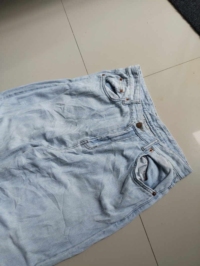LIGHT WASH BAGGY/BARREL PANTS (Category: Jeans) located in Davao. Submitted by vestrathrift (Listing ID 1466973768, Image 3). Description: LIGHT WASH BAGGY/BARREL PANTS 𝗠𝗜𝗡𝗘: ₱𝟮𝟵𝟵 + 𝗦𝗛𝗜𝗣𝗣𝗜𝗡𝗚 𝗙𝗘𝗘 ━━━━━━━━━━━━━━━━ 𝗠𝗘𝗔𝗦𝗨𝗥𝗘𝗠𝗘𝗡𝗧𝗦 𝗪𝗔𝗜𝗦𝗧: 30 𝗟𝗘𝗡𝗚𝗧𝗛: 40 𝗧𝗛𝗜𝗚𝗛: 12 𝗛𝗘𝗠: 9 𝗖𝗢𝗡𝗗𝗜𝗧𝗜𝗢𝗡: 𝟵/𝟭𝟬 𝗜𝗦𝗦𝗨𝗘𝗦:𝗦𝘁𝗶𝘁𝗰𝗵𝗶𝗻𝗴 𝗼𝗻 𝘁𝗵𝗲 𝘁𝗵𝗶𝗴𝗵 𝗮𝗿𝗲𝗮 ━━━━━━━━━━━━━━━━.