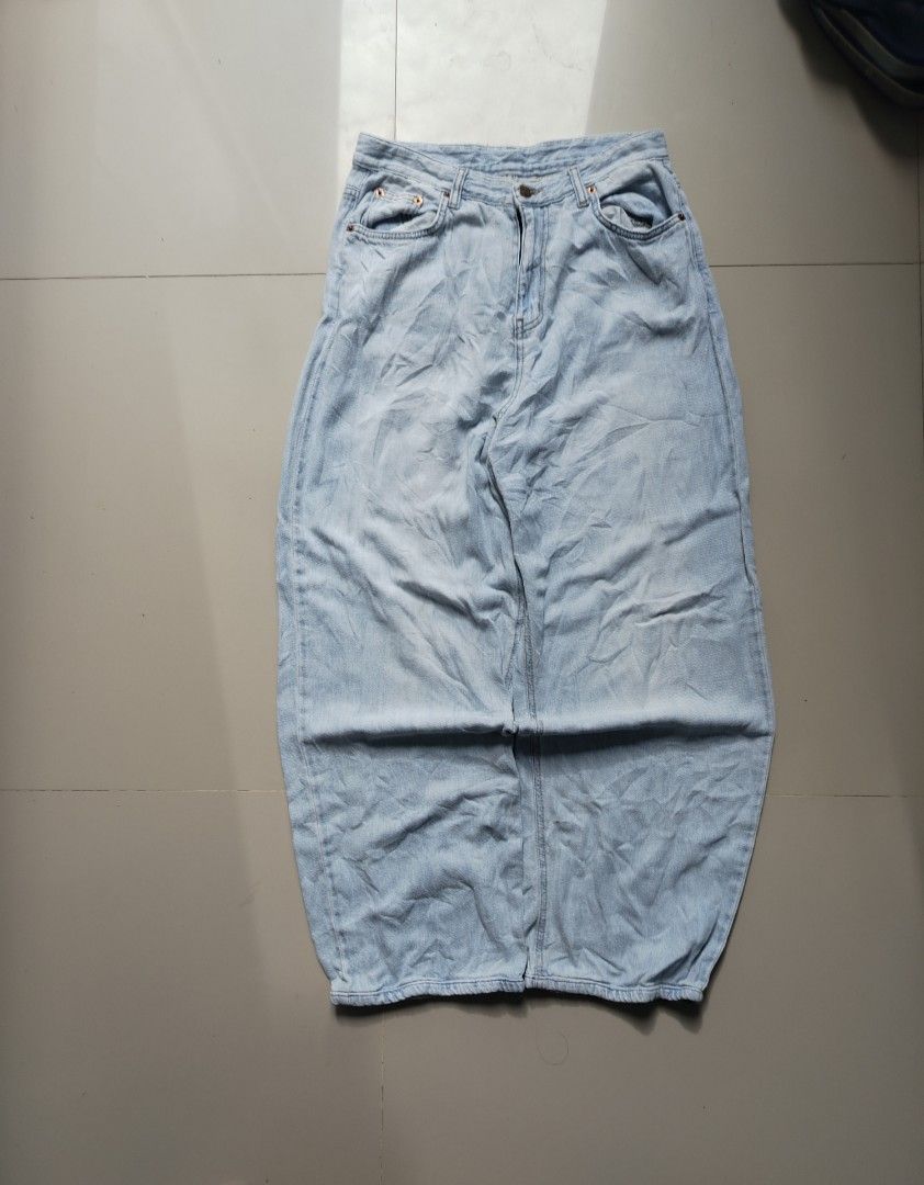 LIGHT WASH BAGGY/BARREL PANTS (Category: Jeans) located in Davao. Submitted by vestrathrift (Listing ID 1466973768, Image 1). Description: LIGHT WASH BAGGY/BARREL PANTS 𝗠𝗜𝗡𝗘: ₱𝟮𝟵𝟵 + 𝗦𝗛𝗜𝗣𝗣𝗜𝗡𝗚 𝗙𝗘𝗘 ━━━━━━━━━━━━━━━━ 𝗠𝗘𝗔𝗦𝗨𝗥𝗘𝗠𝗘𝗡𝗧𝗦 𝗪𝗔𝗜𝗦𝗧: 30 𝗟𝗘𝗡𝗚𝗧𝗛: 40 𝗧𝗛𝗜𝗚𝗛: 12 𝗛𝗘𝗠: 9 𝗖𝗢𝗡𝗗𝗜𝗧𝗜𝗢𝗡: 𝟵/𝟭𝟬 𝗜𝗦𝗦𝗨𝗘𝗦:𝗦𝘁𝗶𝘁𝗰𝗵𝗶𝗻𝗴 𝗼𝗻 𝘁𝗵𝗲 𝘁𝗵𝗶𝗴𝗵 𝗮𝗿𝗲𝗮 ━━━━━━━━━━━━━━━━.