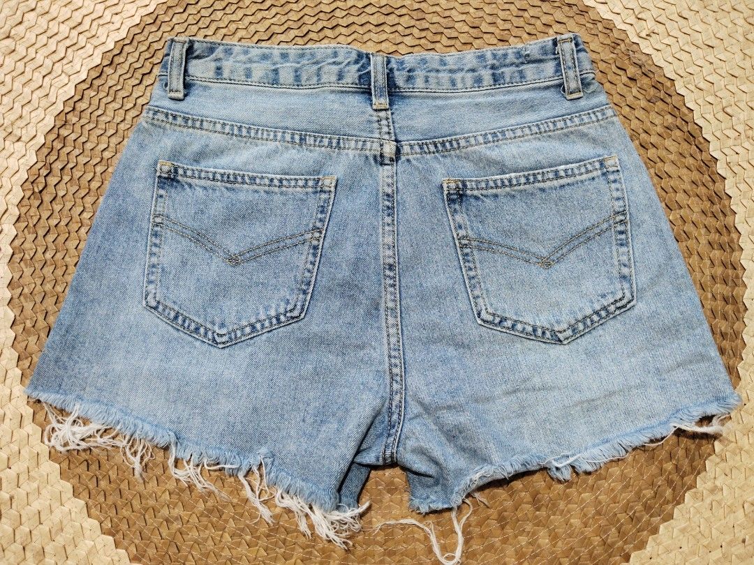 Light wash denim cutoff shorts distressed hem (Category: Shorts) located in San Juan City. Submitted by rhennx (Listing ID 1467147175, Image 2). Description: 📌 Size 26 Deliver via lalamove or J&T (SF shoulder by the buyer) San Juan City LOC: Cash/Gcash/Bank Transfer PAYMENT FIRST; Gcash/Bank Transfer.