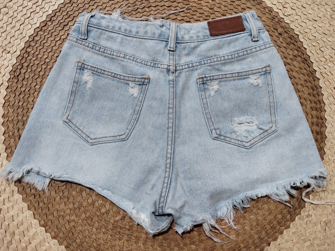 Light wash distressed denim cut-off shorts (Category: Shorts) located in San Juan City. Submitted by rhennx (Listing ID 1467147493, Image 2). Description: 📌Size 25 Deliver via lalamove or J&T (SF shoulder by the buyer) San Juan City LOC: Cash/Gcash/Bank Transfer PAYMENT FIRST; Gcash/Bank Transfer.