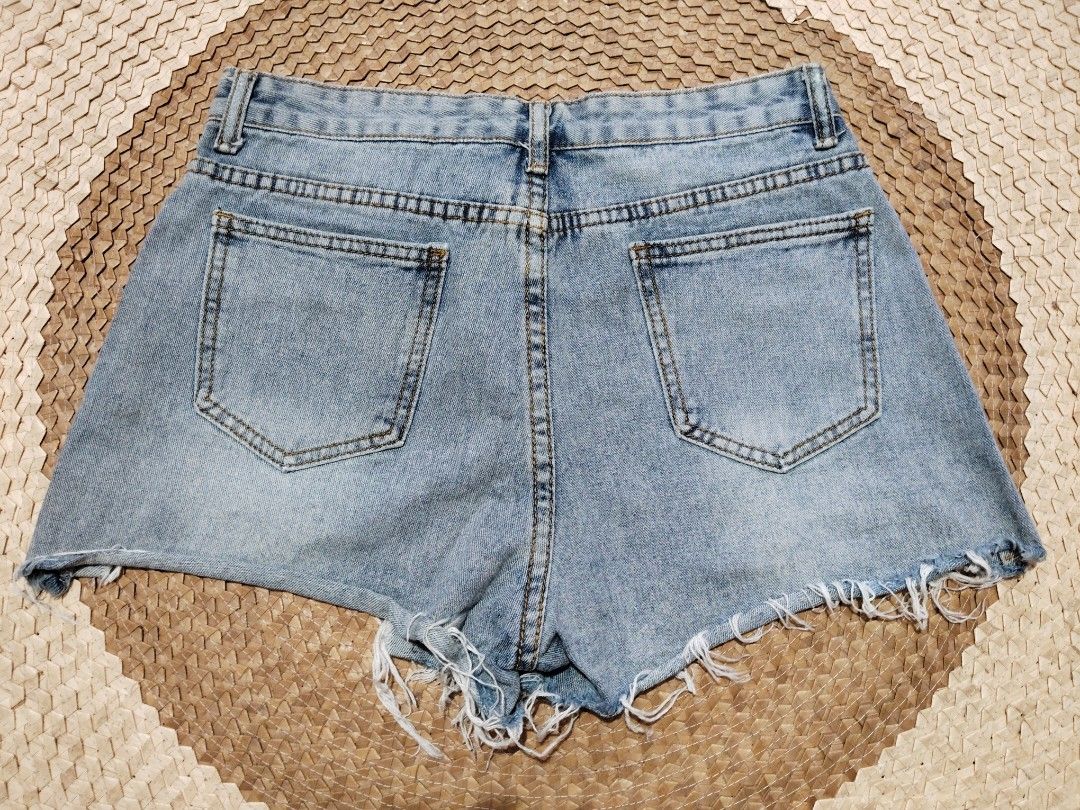 Light wash distressed denim shorts (Category: Shorts) located in San Juan City. Submitted by rhennx (Listing ID 1467146352, Image 2). Description: 📌Size 28.