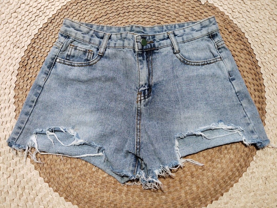 Light wash distressed denim shorts (Category: Shorts) located in San Juan City. Submitted by rhennx (Listing ID 1467146352, Image 1). Description: 📌Size 28.