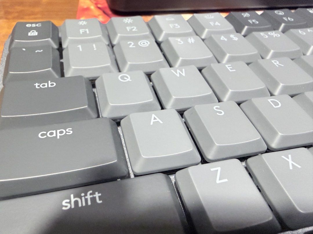 Logitech MX Mechanical Keyboard （分類：電腦鍵盤及相關產品）位於 Hong Kong。 由 ken_lin8088 提交（商品編號 1466982322，圖片 3）。簡介： 9成新Logitech wireless mx mechanical keyboard 無盒連usb dongle 柴灣地鐵站交收。