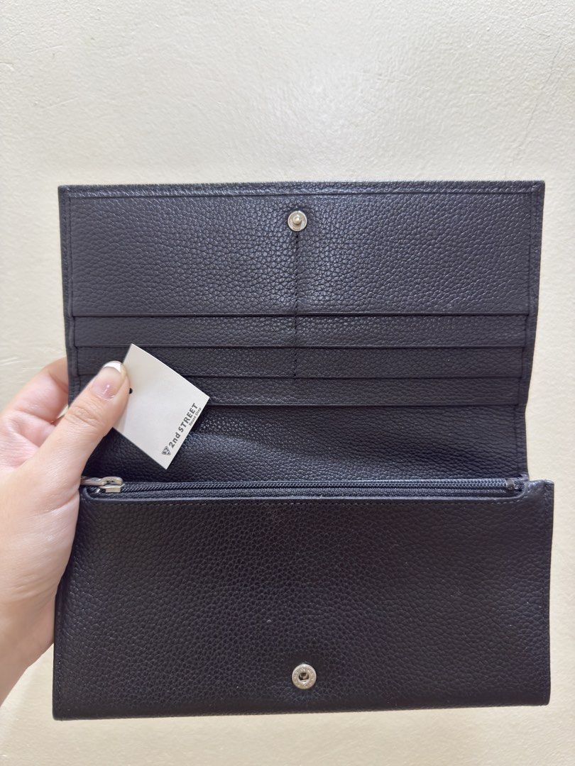 Longchamp Black Leather Long Wallet (Category: Luxury Bags & Wallets) located in Quezon City. Submitted by cndcvrtc (Listing ID 1467154782, Image 2). Description: - Brand: Longchamp - Material: Premium black grained leather with a pebble-textured finish - Closure: Secure snap button closure on both sides - Storage: Multiple card slots and spacious bill compartments - Coin Pocket: Convenient interior zippered coin pocket - Condition: Clean interio