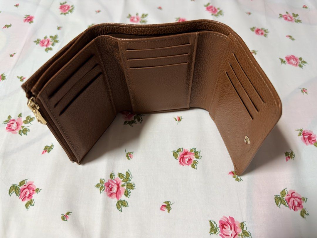 Longchamp Brown Leather Trifold Wallet with Box (Category: Luxury Bags & Wallets) located in Muntinlupa City. Submitted by atol0987 (Listing ID 1467102863, Image 3). Description: - Brand: Longchamp (authentic) - Material: Rich brown pebbled leather - Design: Trifold wallet with secure snap button closure - Compartments: 9 interior card slots and a back zipped coin pocket - Condition: Clean interior and exterior, very well maintained - Inclusions: