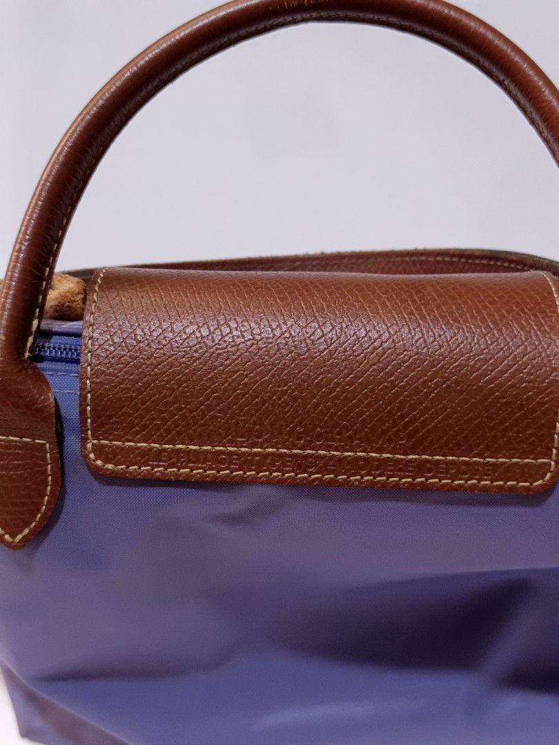 LongChamp Le Pliage Original (Category: Luxury Bags & Wallets) located in Tacloban City. Submitted by agnescthrifted98 (Listing ID 1467023986, Image 3). Description: Longchamp Le Pliage Original short-handle tote bag in a periwinkle / lavender blue shade with brown Russian leather trim and gold-tone hardware no bubbles but slightly need malinis sa loob few rubs sa corner no issue sa mga leather niya. dimes 8x12 inches 6x8 inches can fit umbrella.