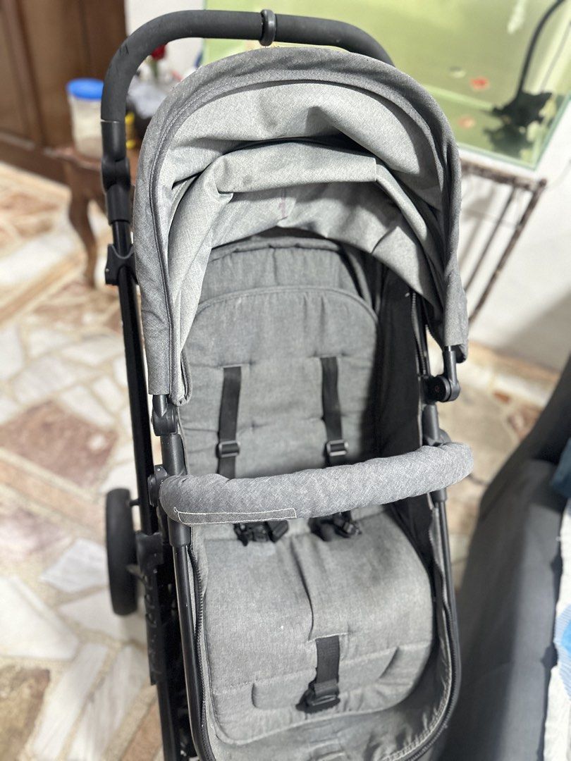 Looping Sydney Baby Stroller (Category: Strollers) located in San Pedro. Submitted by itsannabg (Listing ID 1467121397, Image 3). Description: Looping Sydney Baby Stroller - Included Accessories: Removable bumper bar and under-seat storage basket - Condition: Good working condition with minor scuffs on the handlebar from regular usage. Visible rusting cause by cleaning it often. Selling as is. RFS: Too heavy to carry for travel. Mas madalas na ka