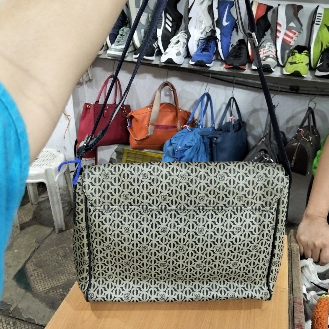 Louis Quatorze Messenger Bag (Category: Cross-body Bags) located in El Salvador. Submitted by francheskaukayukay (Listing ID 1466975965, Image 3). Description: .