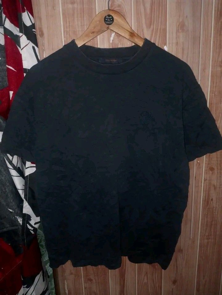 LOUIS VUITTON (Category: Tshirts & Polo Shirts ) located in Taguig. Submitted by clothingselection (Listing ID 1467055051, Image 1). Description: PTPA LOUIS VUITTON 22 X 27 VERYGOOD CONDITION NID WASH FRESH FROM BALE.