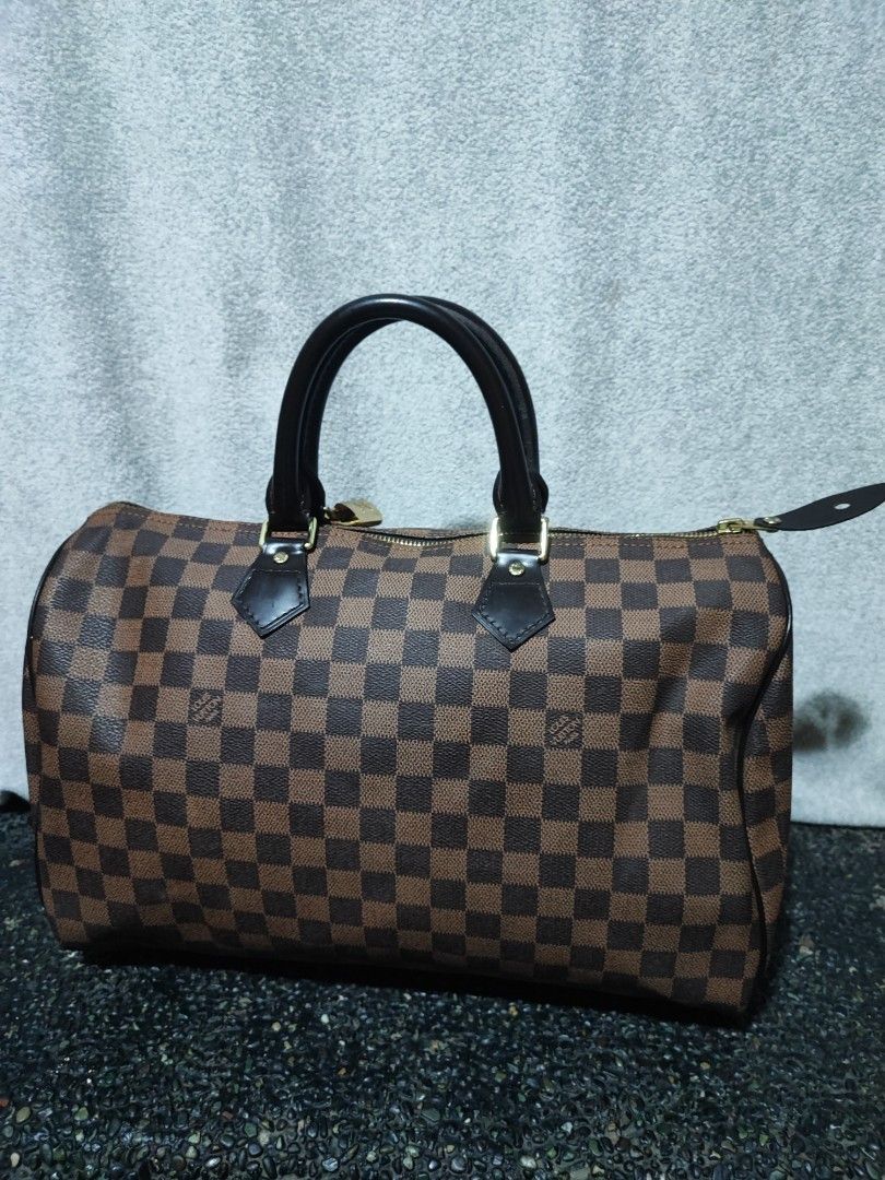Louis Vuitton Damier Ebene Speedy 30 (Category: Luxury Bags & Wallets) located in Baguio. Submitted by jayrgijc52758 (Listing ID 1466980631, Image 1). Description: Louis Vuitton damier 30 In very good condition 3500.