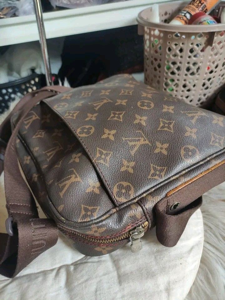Louis Vuitton Monogram Messenger Bag (Category: Luxury Bags & Wallets) located in Manila. Submitted by bright.mayess (Listing ID 1467058707, Image 3). Description: - Classic brown monogram canvas exterior with dark brown strap - Secure top zipper closure and handy exterior front pocket - Fabric-lined interior equipped with multiple slip pockets - Adjustable shoulder strap featuring embossed logo branding - Elegant gold-tone hardware details - Not