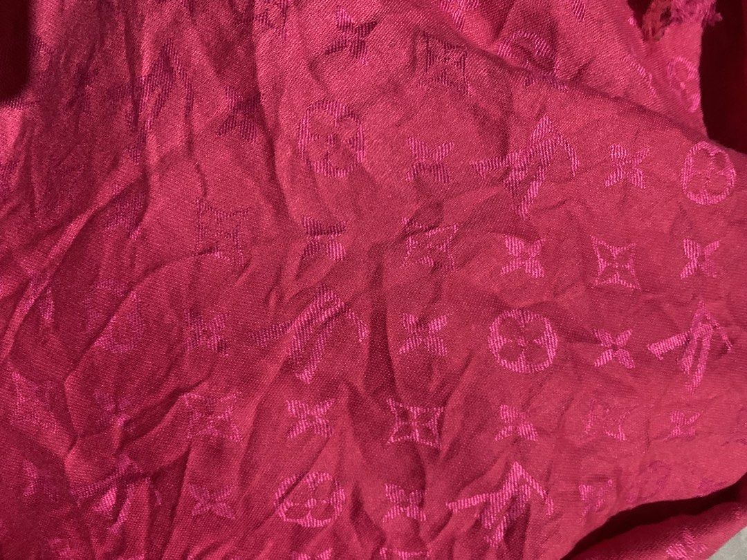 Louis Vuitton Monogram Pink Cashmere Wool Scarf (Category: Luxury Apparel) located in General Santos City (Dadiangas). Submitted by stockyards (Listing ID 1467122698, Image 2). Description: - Brand: Louis Vuitton - Color: Vibrant bright pink with classic monogram pattern - Material: Luxurious 65% cashmere, 35% wool blend - Details: Soft fringe edges on both ends - Care Instructions: Dry clean only (fabric tag attached) - Condition: Brand new, nea