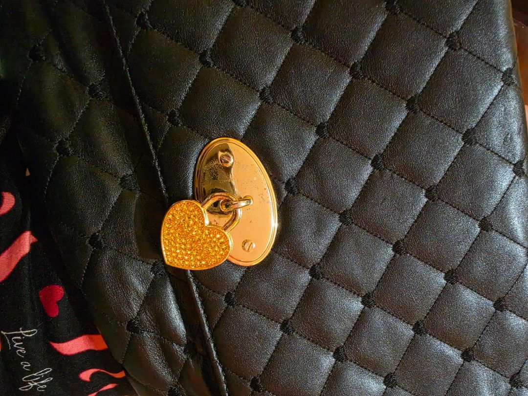 Lovcat (Category: Cross-body Bags) located in Talisay. Submitted by tinkerbellaaaa (Listing ID 1467031749, Image 3). Description: Lovcat medium chain.