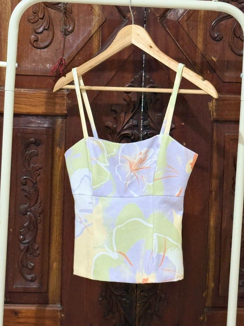Love Bonito Lareen Bustier Top (Category: Sleeveless) located in San Juan City. Submitted by decluttzi (Listing ID 1467001724, Image 3). Description: .
