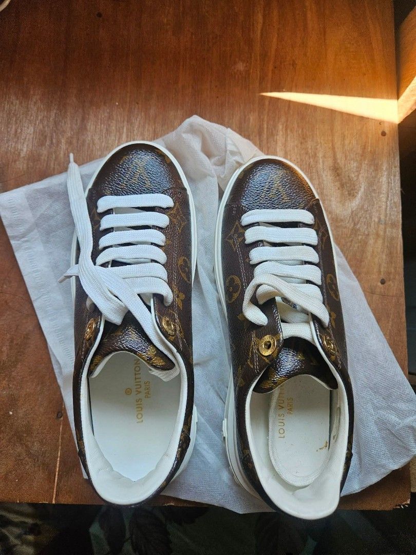 Luis Vuitton 2020 monogram Time out sneaker (Category: Shoe inserts & accessories) located in Catbalogan. Submitted by dmskie15 (Listing ID 1466998388, Image 2). Description: -size 36 -Louis Vuitton 2020 Monogram Time Out Sneaker Introduced as one of Louis Vuitton's core modern footwear offerings, the Time Out sneaker reimagines a classic low-top tennis silhouette through high-fashion luxury craftsmanship. The upper is constructed from the house'