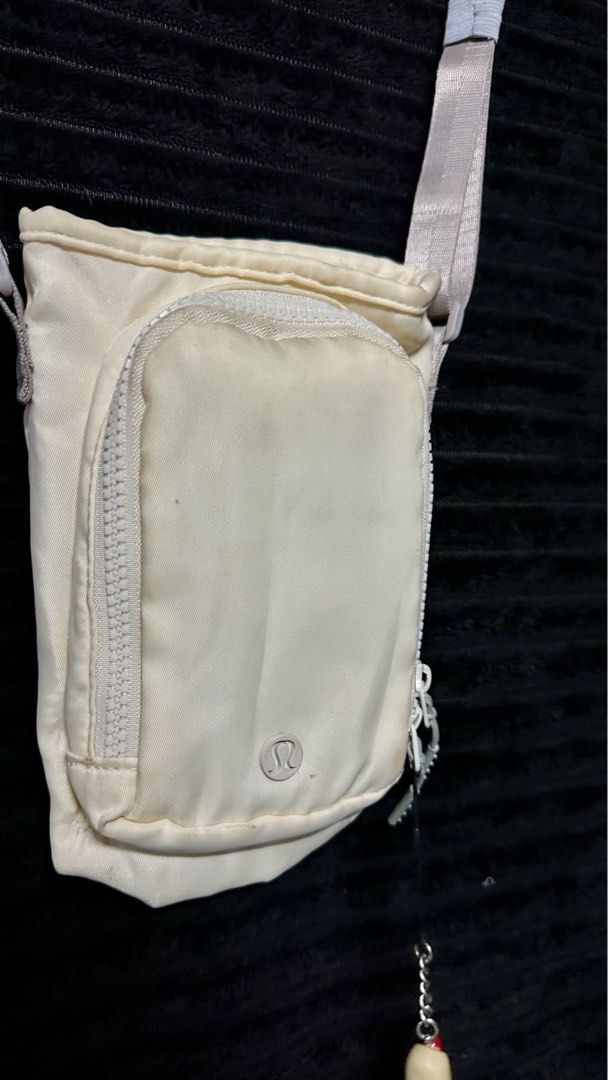 Lululemon cross body bag (Category: Cross-body Bags) located in Taguig. Submitted by thriftboy23 (Listing ID 1467136303, Image 2). Description: Excellent condition Need wash No major flaws Color rate: 10/10 Location: Pinagsama Taguig.