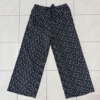 (Category: ) located in . Submitted by shopaholicwardrobe_ (Listing ID 1467107043, Image 1). Description: .