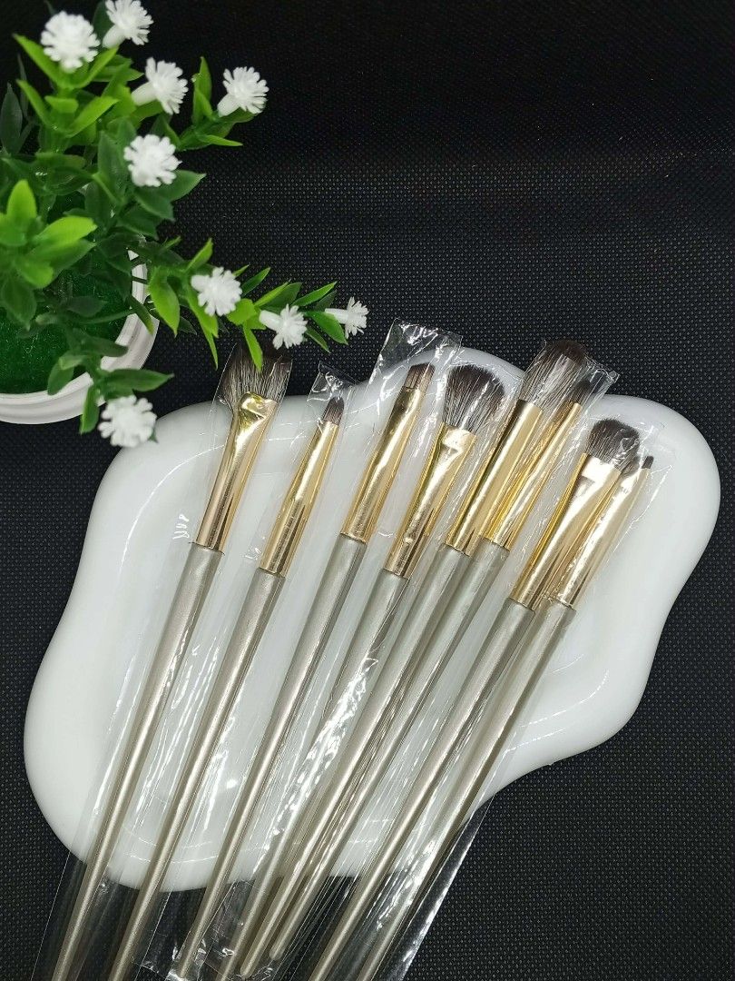 Makeup Brush Set Eye Brushes (Category: Makeup) located in Manila. Submitted by rlndhenise (Listing ID 1467097181, Image 1). Description: - Brand new and unused eye makeup brush set - Comes with individual plastic packaging for hygiene - Includes versatile brush heads for eyeshadow, blending, and detailing - Features stylish metallic handles - Designed with ultra-soft bristles for effortless application.