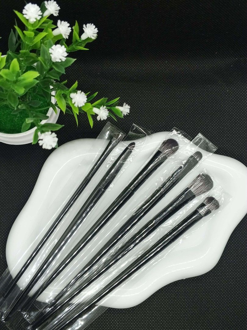 Makeup Brush Set Eye Brushes (Category: Makeup) located in Manila. Submitted by rlndhenise (Listing ID 1467097181, Image 2). Description: - Brand new and unused eye makeup brush set - Comes with individual plastic packaging for hygiene - Includes versatile brush heads for eyeshadow, blending, and detailing - Features stylish metallic handles - Designed with ultra-soft bristles for effortless application.
