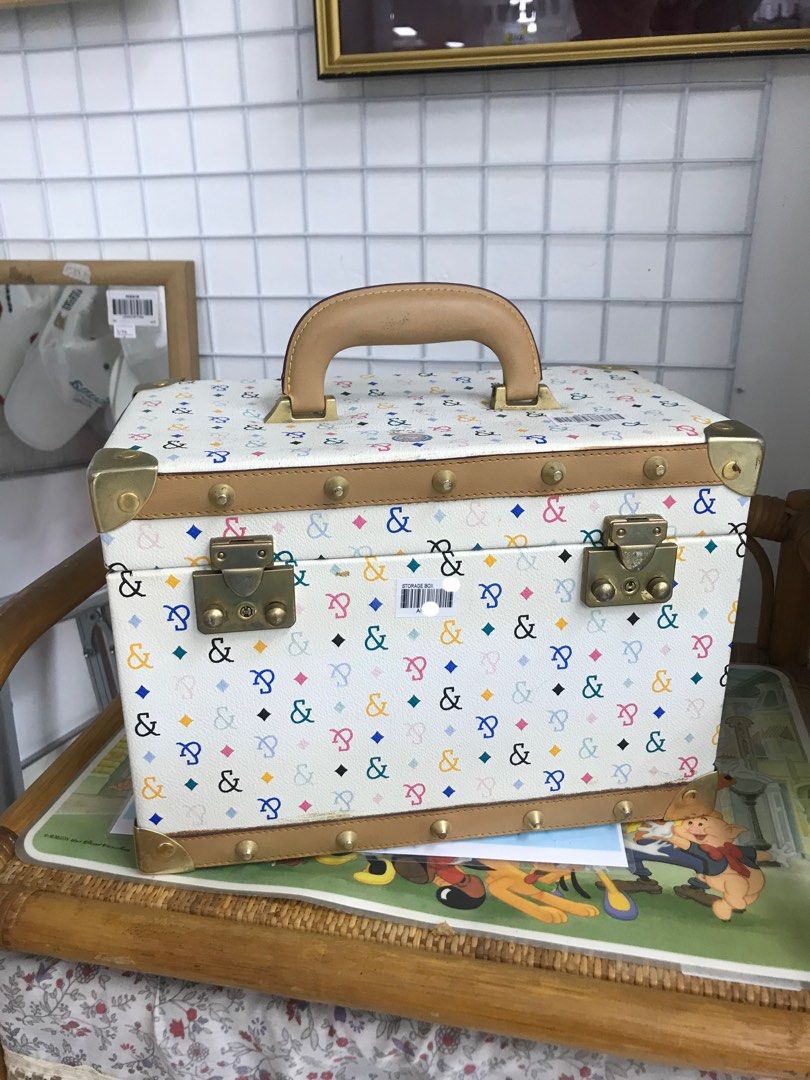 Makeup kit (Category: Storage Boxes & Baskets) located in Balete No 2. Submitted by troyesybang (Listing ID 1467165935, Image 1). Description: Hard bound handbag makeup bag jewelry bag no key ito clip lock only May salamin inside detachable dividers inside pede alisin Plus sf Kahoy ata loob nia covered lang ng pvc parang sa mga lV bags.