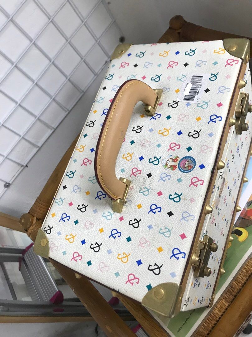 Makeup kit (Category: Storage Boxes & Baskets) located in Balete No 2. Submitted by troyesybang (Listing ID 1467165935, Image 2). Description: Hard bound handbag makeup bag jewelry bag no key ito clip lock only May salamin inside detachable dividers inside pede alisin Plus sf Kahoy ata loob nia covered lang ng pvc parang sa mga lV bags.