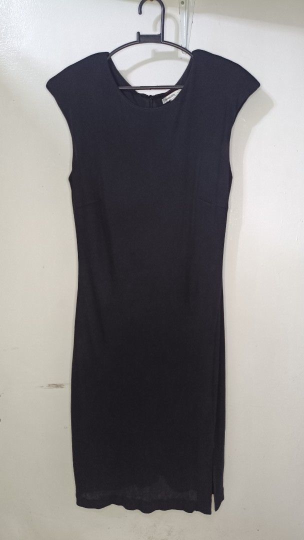 Mango black sleeveless midi dress (Category: Dresses) located in Santa Maria. Submitted by abclosetph (Listing ID 1466981339, Image 1). Description: medida size! bust: 35-38 inches waist: 31-33 inches length: 40 inches - color may vary due to lighting. - manage your expectations, these are preloved items..