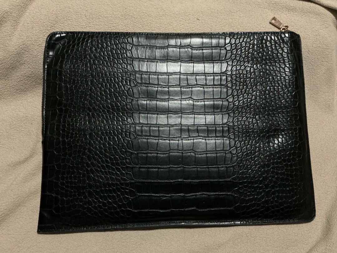 Mango Leather Laptop Sleeve (Category: Laptop Bags & Sleeves) located in Cavite. Submitted by audreyncv (Listing ID 1467103476, Image 2). Description: Can fit 13 to 14 inches laptop Very chic and lightweight MOP: Gcash MOD: J&T Lalamove Grab Location: Imus, Cavite .