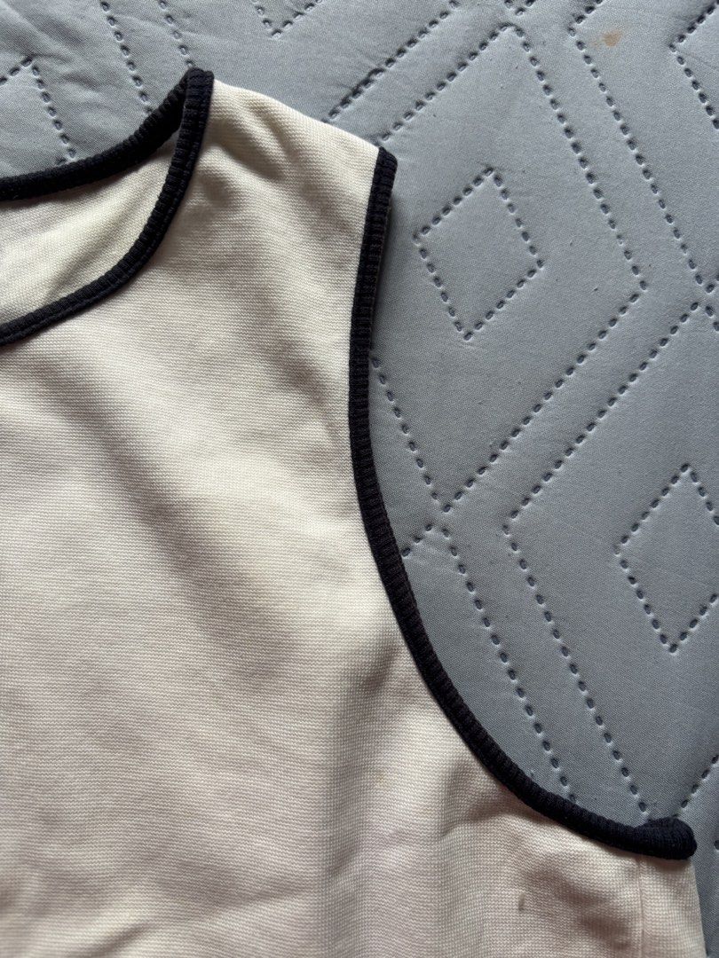 Mango white crop top (Category: Blouses) located in Calamba. Submitted by rache31 (Listing ID 1466998243, Image 3). Description: Mango white crop top Blue lining at the sleeves at neck line.