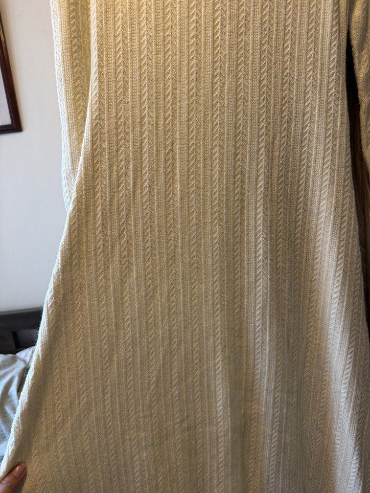Mango White Knit Longsleeve Long Dress (Category: Dresses) located in Pasig City. Submitted by thegoodfind.ph (Listing ID 1467041634, Image 2). Description: Never used still with tag Perfect for cold / winter weather Semi turtle neck White cream shade Authentic original.
