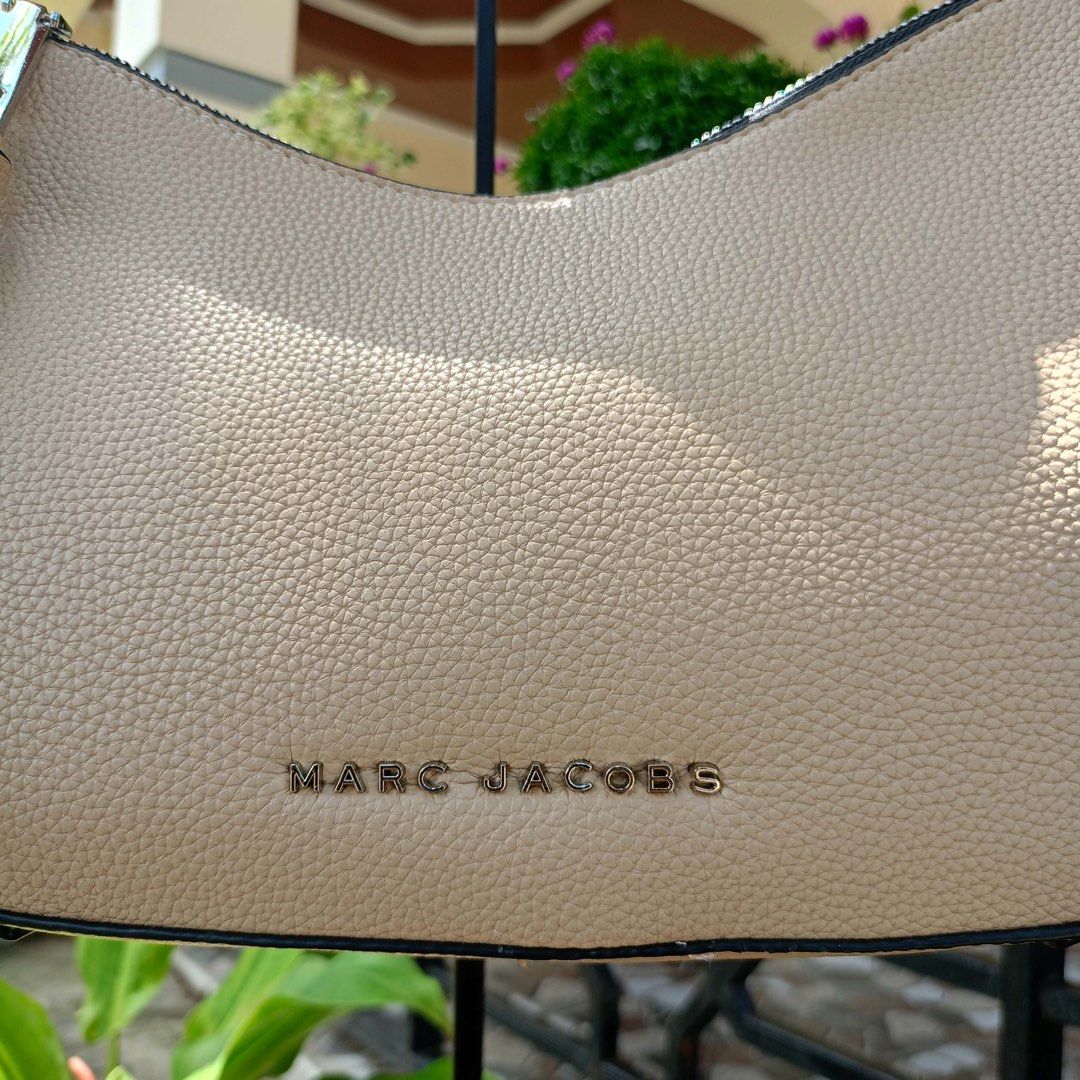 Marc Jacobs Drifter Convertible bag (Category: Cross-body Bags) located in Barugo. Submitted by green.trendsetter (Listing ID 1467082451, Image 2). Description: COACH MINI ROWAN CROSSBODY BAG PRELOVED FINDS FROM JAPAN PLEASE READ BEFORE PURCHASING • PRELOVED MEANS PRELOVED. Each piece has been previously loved and may naturally have signs of use such as creasing, scratches, stains, discoloration, or other imperfections. Kindly manage your expecta