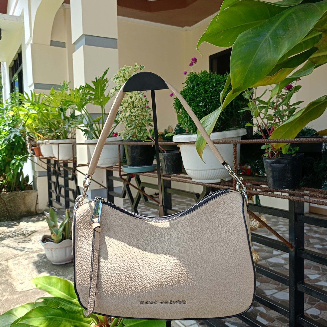Marc Jacobs Drifter Convertible bag (Category: Cross-body Bags) located in Barugo. Submitted by green.trendsetter (Listing ID 1467082451, Image 1). Description: COACH MINI ROWAN CROSSBODY BAG PRELOVED FINDS FROM JAPAN PLEASE READ BEFORE PURCHASING • PRELOVED MEANS PRELOVED. Each piece has been previously loved and may naturally have signs of use such as creasing, scratches, stains, discoloration, or other imperfections. Kindly manage your expecta