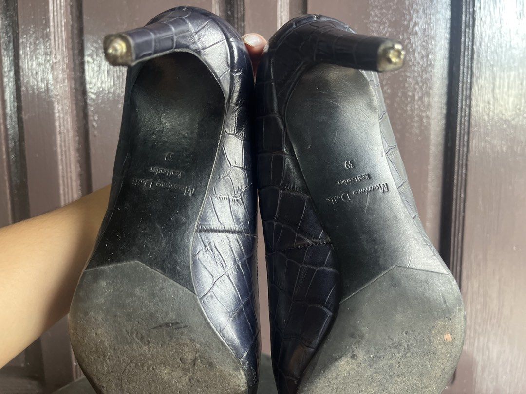 Massimo Dutti Croc-Embossed Leather Pumps Size 39 (Category: Heels) located in Manila. Submitted by coolflower.bf97ff (Listing ID 1467012416, Image 3). Description: Pointed-toe, crocodile-embossed leather pumps in a refined navy/dark blue tone Size 39 Original Price ₱ 15,000 Price ₱799 sf not included Condition: used Issues heel tip is to be replace Inclusions: * Heel tip spare * Dust bag * Box .
