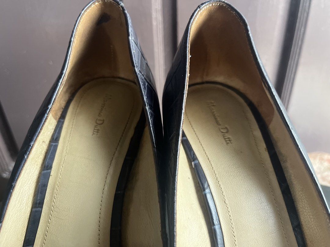 Massimo Dutti Croc-Embossed Leather Pumps Size 39 (Category: Heels) located in Manila. Submitted by coolflower.bf97ff (Listing ID 1467012416, Image 2). Description: Pointed-toe, crocodile-embossed leather pumps in a refined navy/dark blue tone Size 39 Original Price ₱ 15,000 Price ₱799 sf not included Condition: used Issues heel tip is to be replace Inclusions: * Heel tip spare * Dust bag * Box .