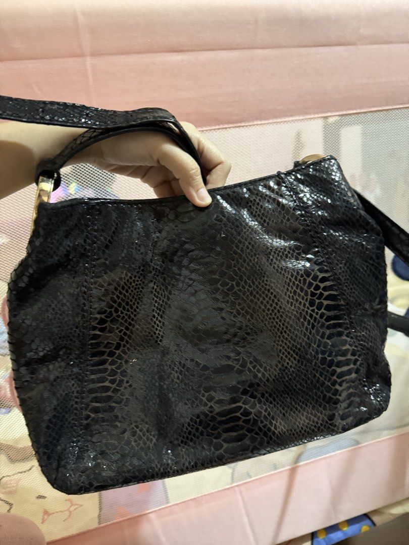 Michael Kors Black Snakeskin Sling Bag (Category: Luxury Bags & Wallets) located in Obando. Submitted by rizellejen (Listing ID 1467092726, Image 2). Description: Wala naman major issue. Gamitan nyo lang ng parang shoe wax na black para dun sa gamuza nya. .