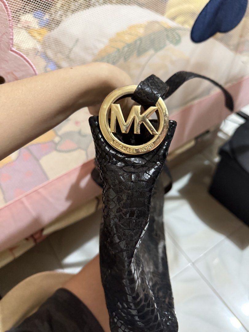 Michael Kors Black Snakeskin Sling Bag (Category: Luxury Bags & Wallets) located in Obando. Submitted by rizellejen (Listing ID 1467092726, Image 3). Description: Wala naman major issue. Gamitan nyo lang ng parang shoe wax na black para dun sa gamuza nya. .