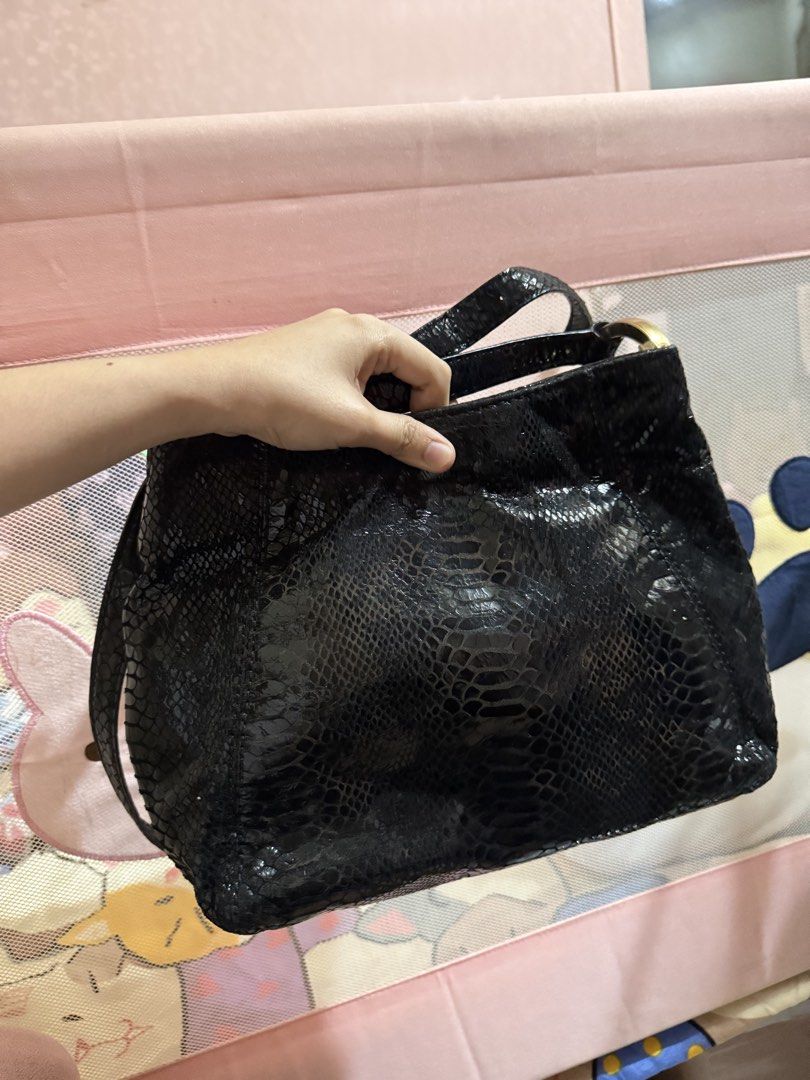 Michael Kors Black Snakeskin Sling Bag (Category: Luxury Bags & Wallets) located in Obando. Submitted by rizellejen (Listing ID 1467092726, Image 1). Description: Wala naman major issue. Gamitan nyo lang ng parang shoe wax na black para dun sa gamuza nya. .