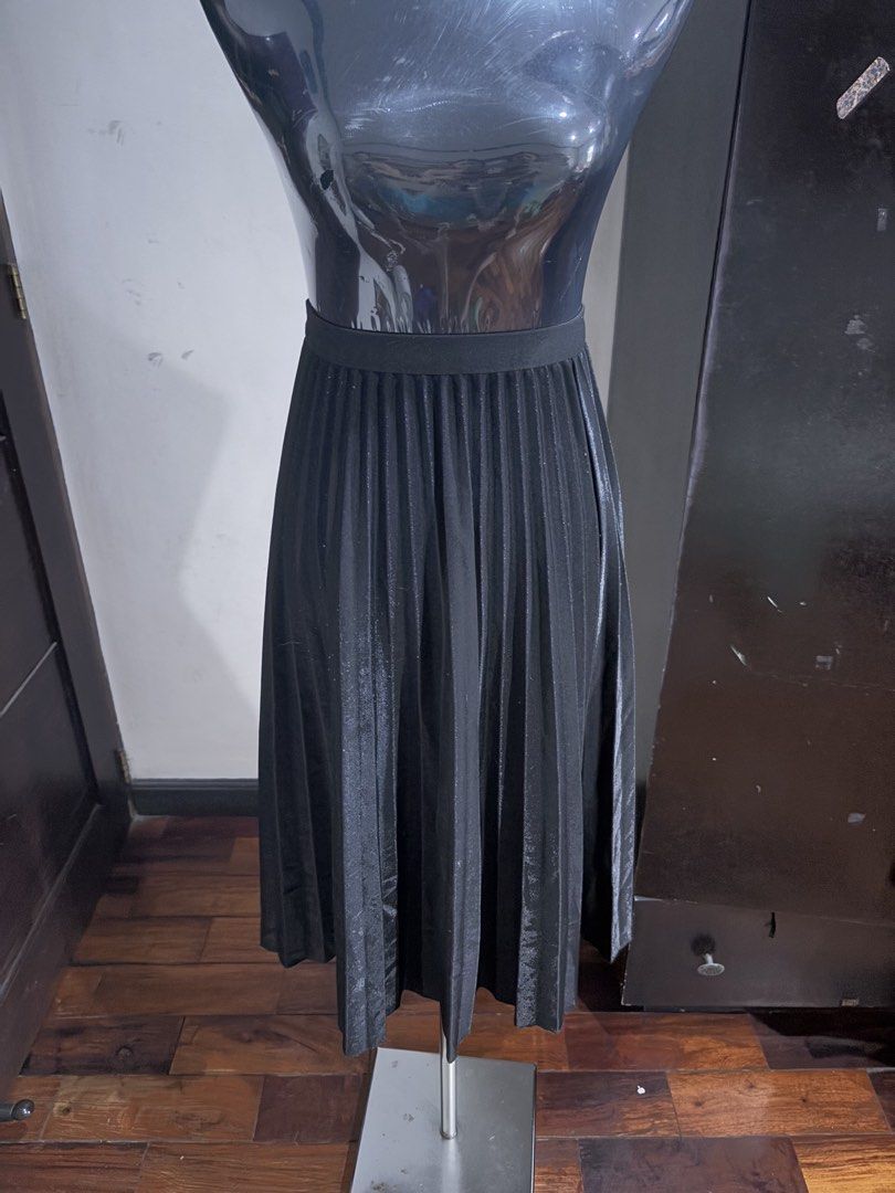 Midi Pleated Black Skirt (Category: Skirts) located in Las Pinas. Submitted by kylloren_ (Listing ID 1467029071, Image 2). Description: - rfs: decluttering - has a bit of lint which is removable :) - shipping is thru j&t helping tags [h&m, mango, zara, uniqlo, brandy melville, princess polly, y2k, coquette, dainty, vintage, early 2000s, grunge, cottagecore, basics, preppy, goth, fairycore, fairy, edikted, miu the label, isa the label, hollister, 