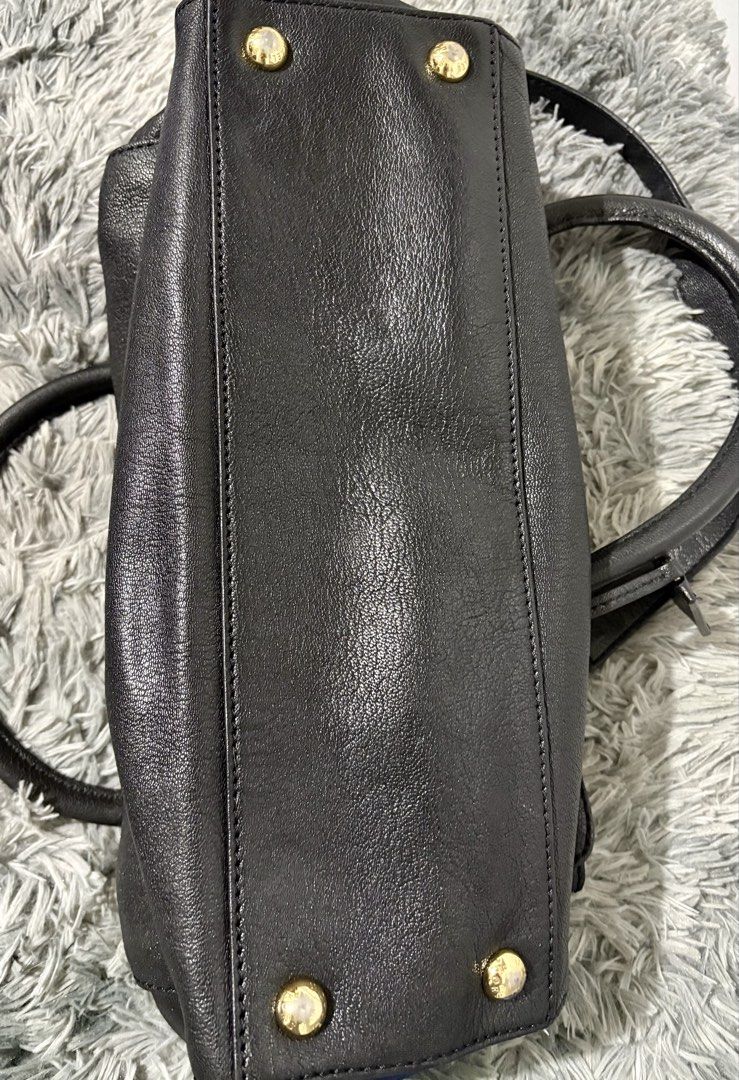 MK Hamilton (Category: Luxury Bags & Wallets) located in Manila. Submitted by jlj_v.2_oshop (Listing ID 1467007155, Image 3). Description: Original MICHAEL Michael Kors Hamilton East/West Satchel Bag featuring gold-tone hardware, dual top handles, a chain shoulder strap, and a signature padlock closure. Large size. .